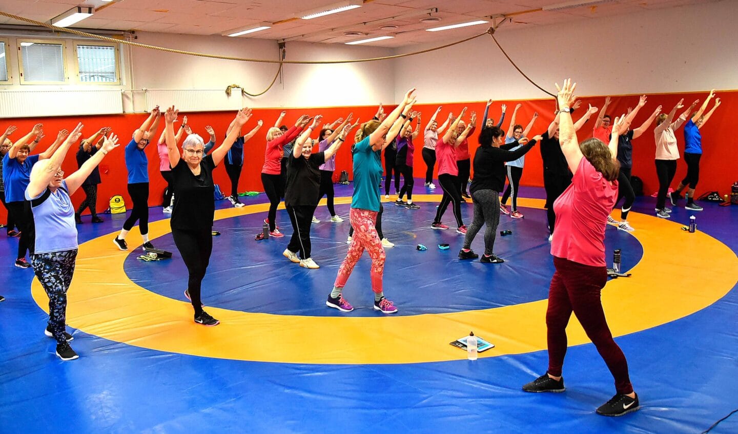 Naisten jumppaa Nurmon liikuntahallilla.